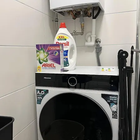 Cozy Center Designer For 10 People Apartment *