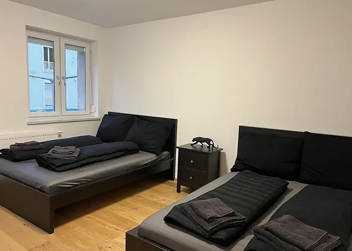 Cozy Center Designer For 10 People Apartment *