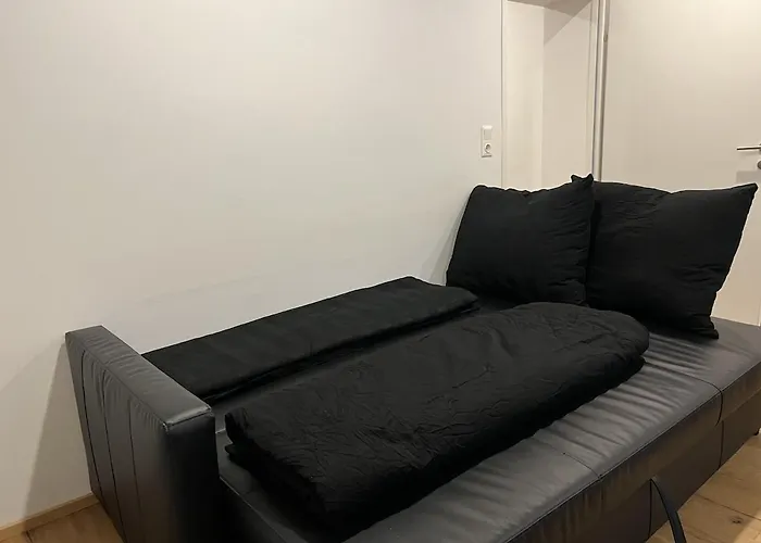 Cozy Center Designer For 10 People Apartment *