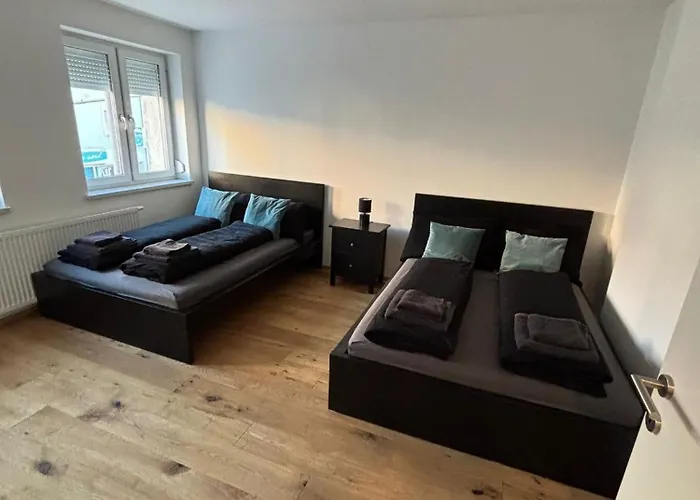 Cozy Center Designer For 10 People Apartment *